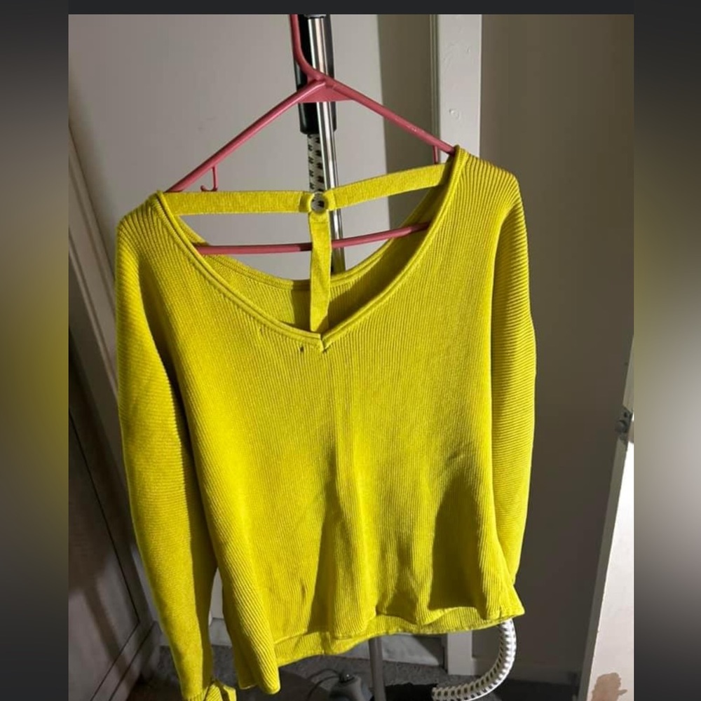 NY&CO sweater with back cut out. Size XL, EUD